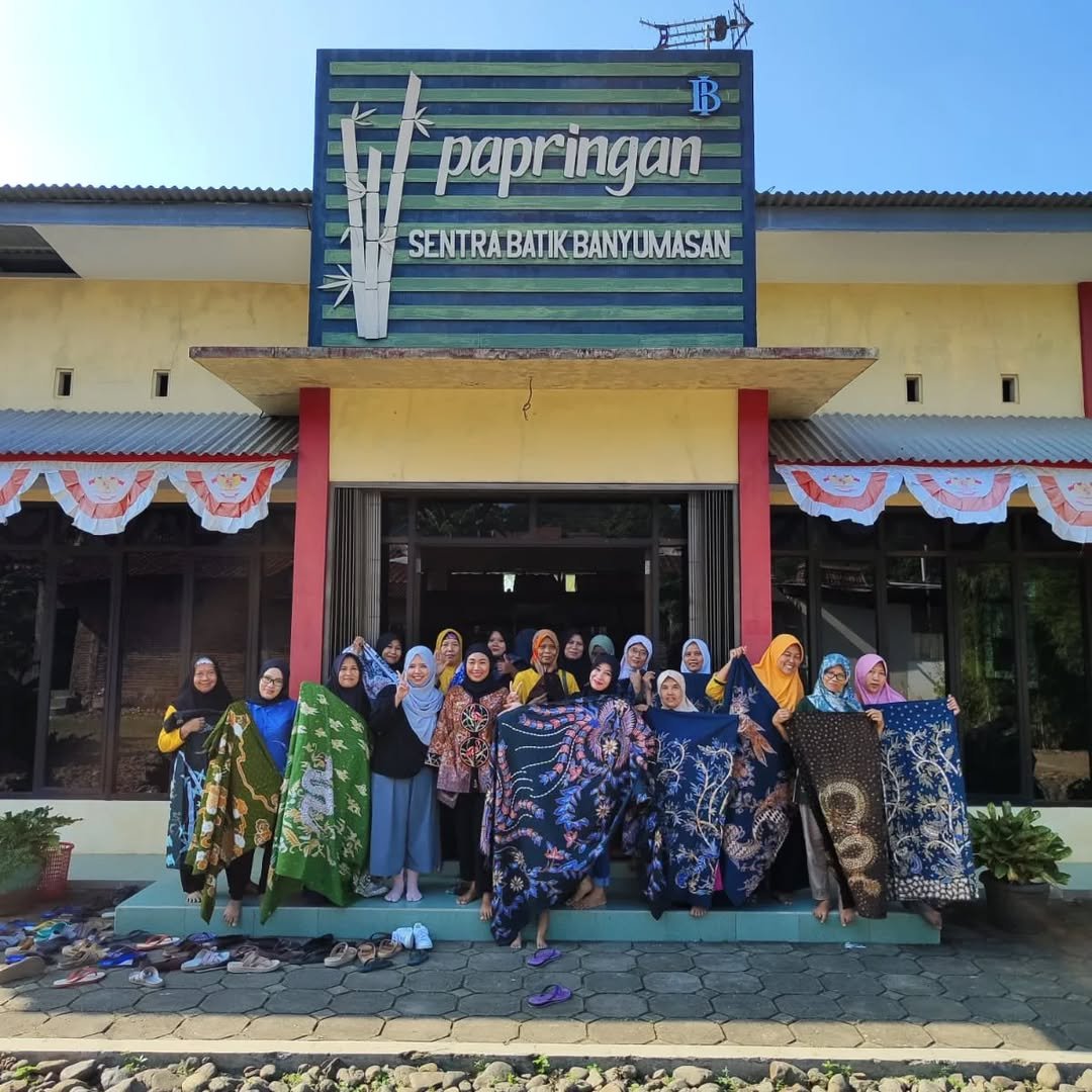 Pelatihan teknik pewarnaan dan membatik halus